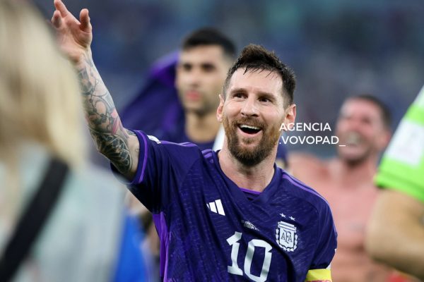 Messi celebra victoria ante Polonia
